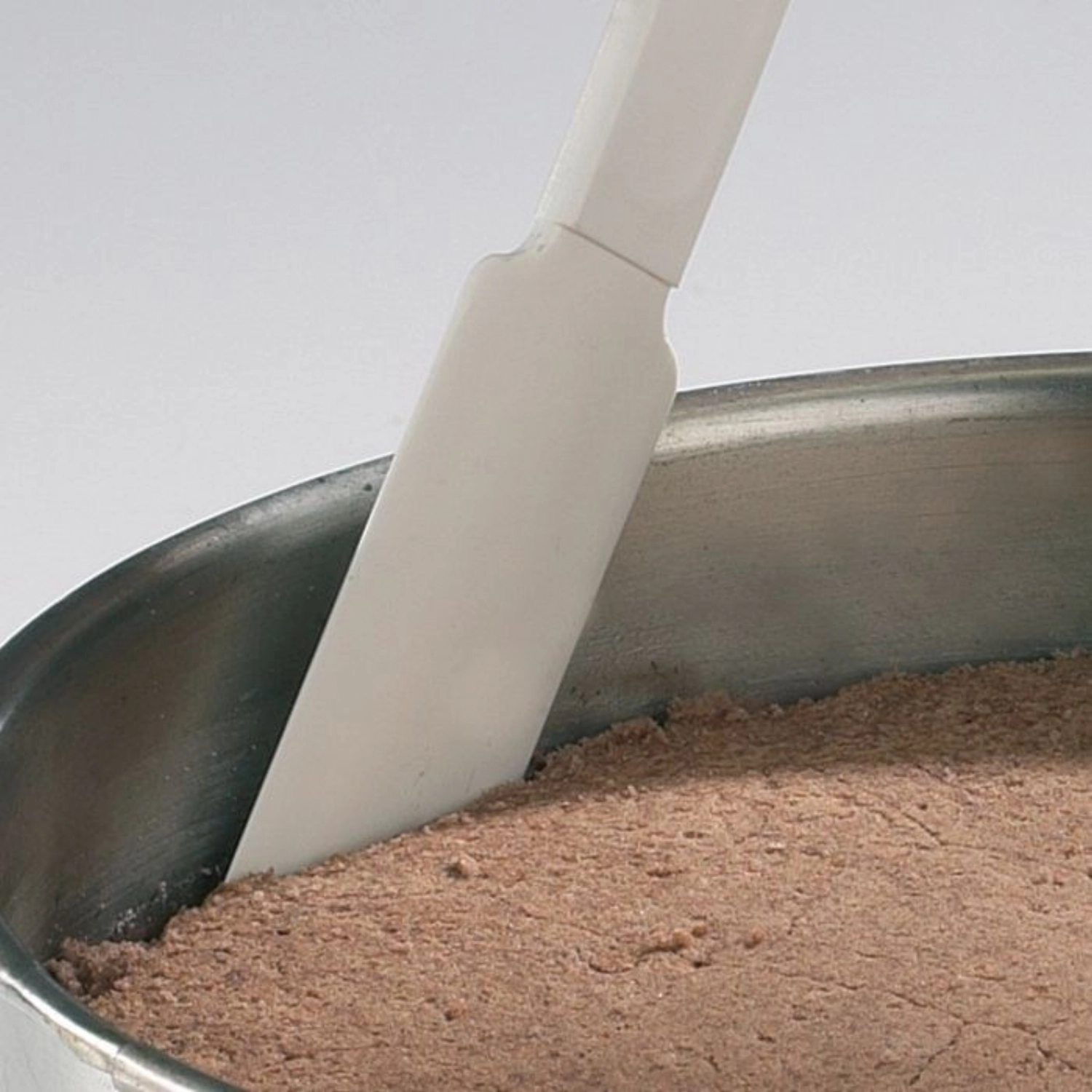 Racleur et détacheur de gâteau
