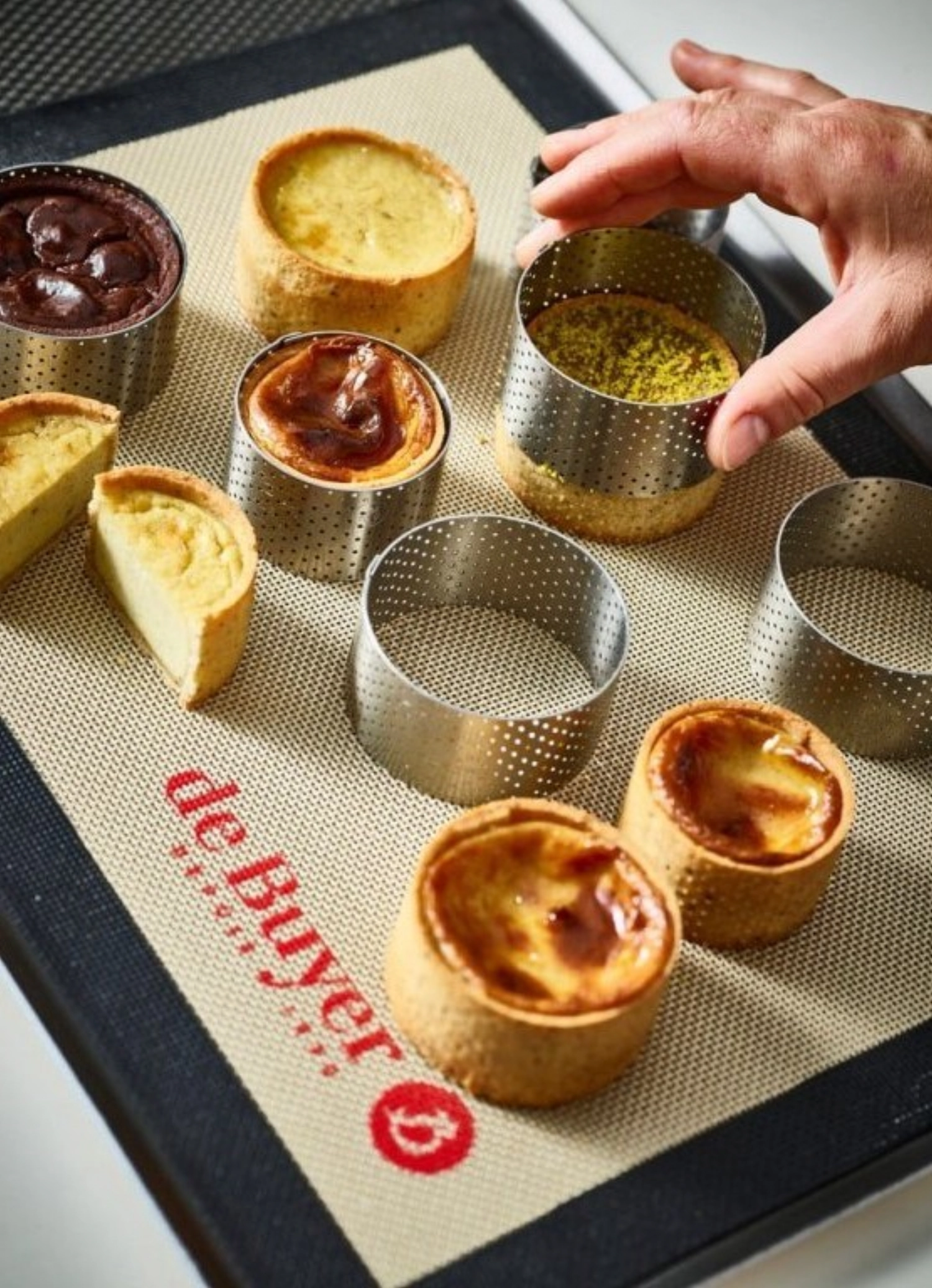 Anneau à gâteau perforé a. bord droit