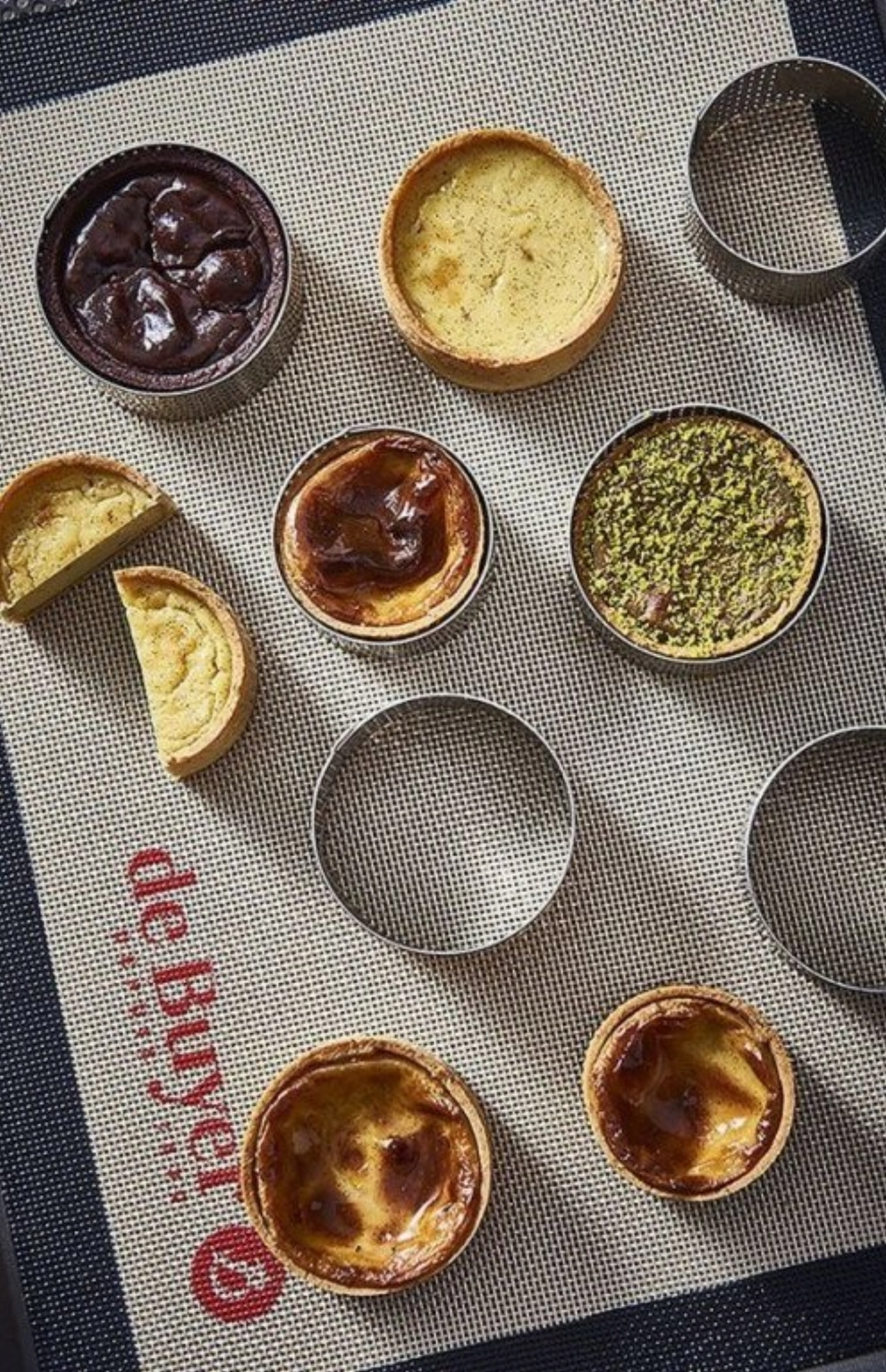 Anneau à tarte perforé à bord droit