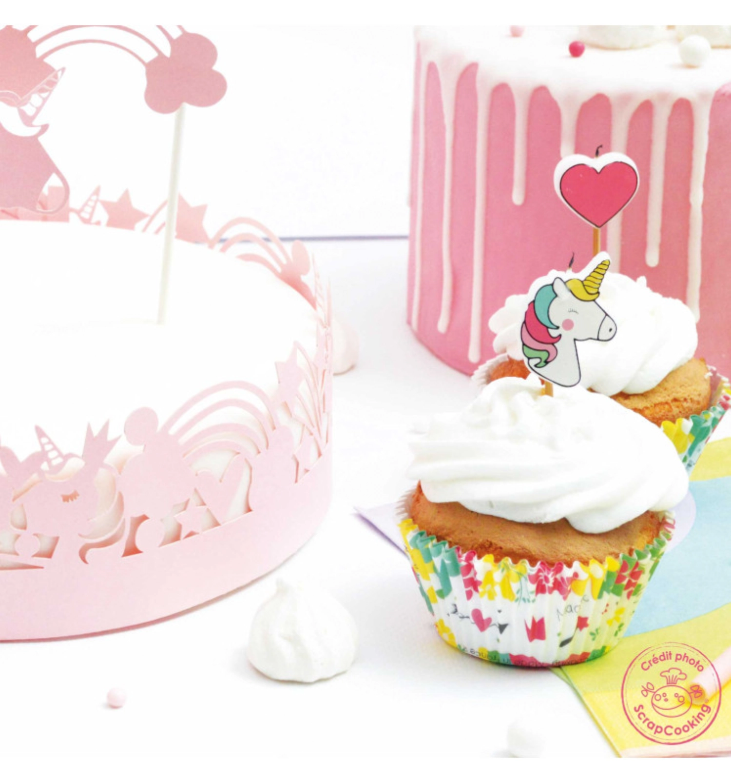24 moules à muffins et 24 cake toppers licorne